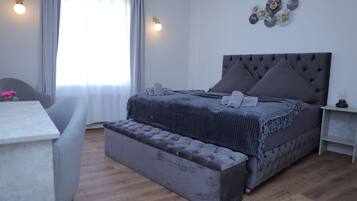 Deluxe-Doppelzimmer, 1 Queen-Bett, Nichtraucher, Stadtblick | Schreibtisch, laptopgeeigneter Arbeitsplatz, kostenloses WLAN