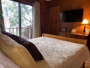 3 bedrooms, desk, travel cot, WiFi