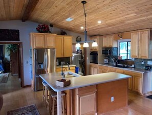 Kylskåp, mikrovågsugn, ugn och spishäll