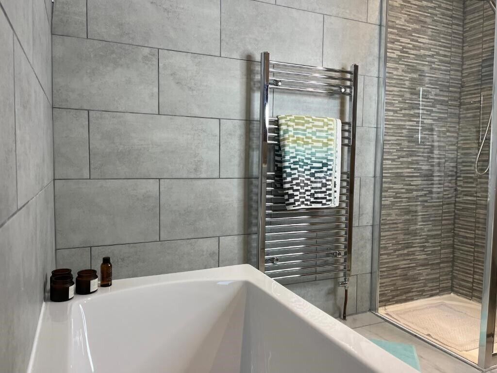 Regadera, secadora de cabello, toallas, jabón 