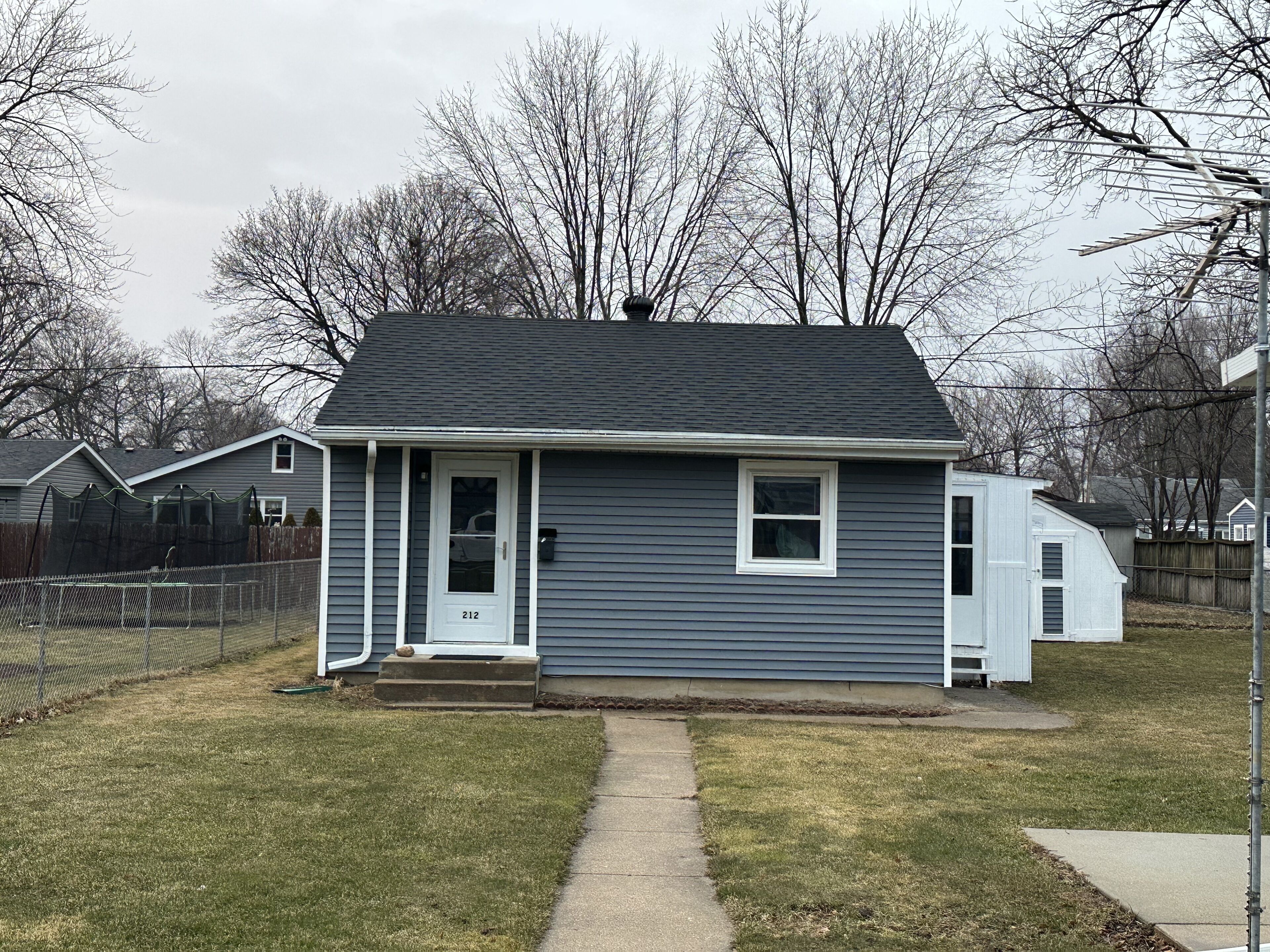 Cozy private home located 5 minutes from downtown!