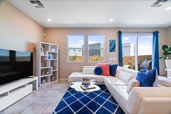 Smart TV, books - 8 minutes from Las Vegas strip this is the best location to move around (Las Vegas)