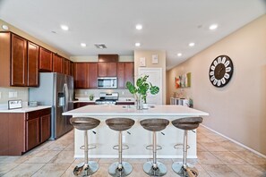 Fridge, microwave, oven, dishwasher - 8 minutes from Las Vegas strip this is the best location to move around (Las Vegas)