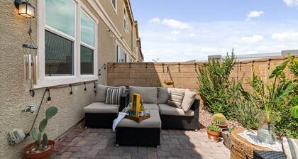 8 minutes from Las Vegas strip this is the best location to move around