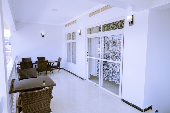 Outdoor dining - Lao Tangren Guest House & Restaurant (Kigali)