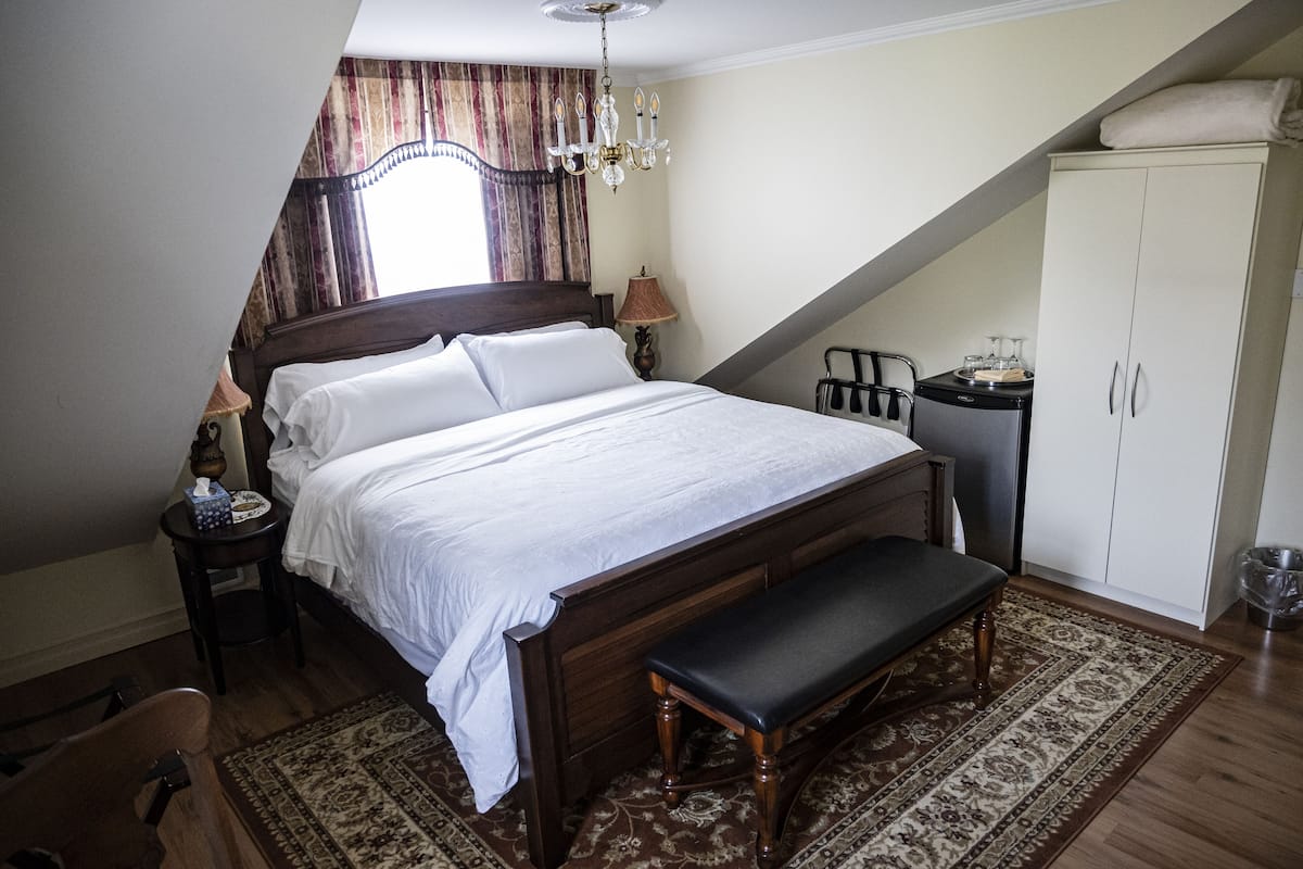 Habitación de lujo, 1 cama King size, tina, vista al jardín | Sábanas de algodón egipcio, ropa de cama de alta calidad y edredón