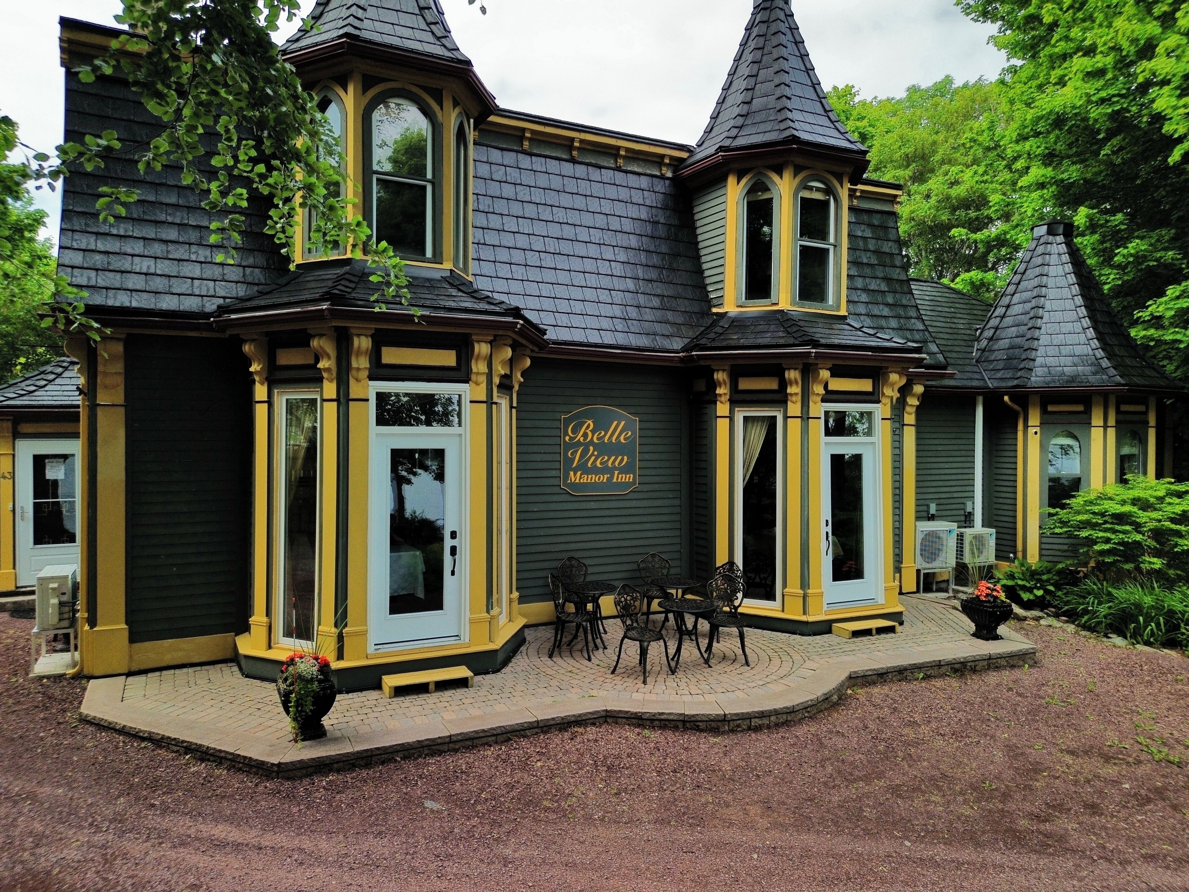 Un edificio de estilo victoriano con un cartel que dice 'Belle View Manor Inn'.