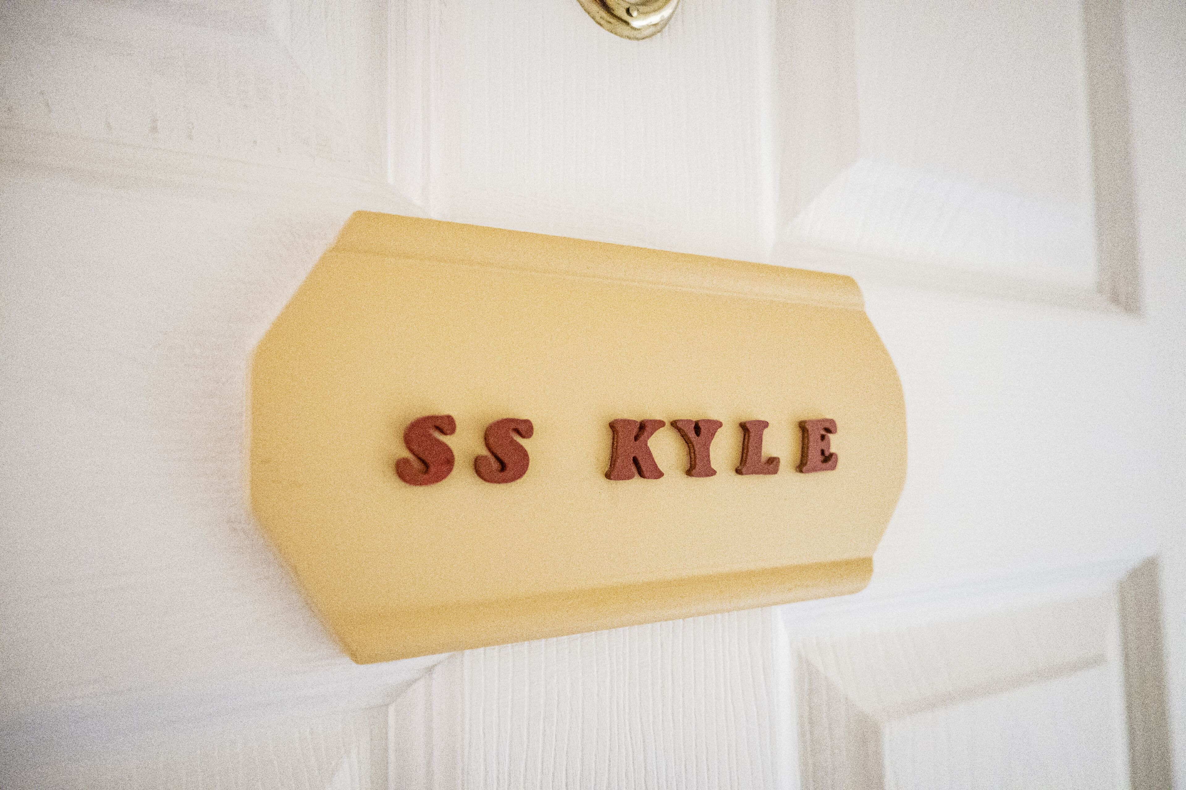 Una puerta blanca con una placa que dice 'SS KYLE'.