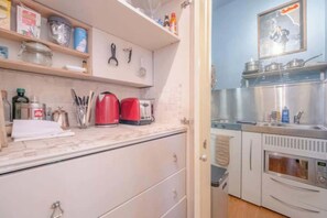 Réfrigérateur, four à micro-ondes, surface de cuisson