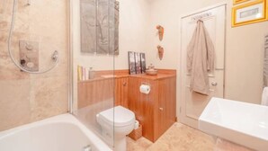 Bathtub, hair dryer - Serene Studio Hideaway, Kensington and Chelsea (London)