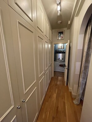 Fridge, microwave, stovetop, toaster - Serene Studio Hideaway, Kensington and Chelsea (London)