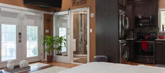 SECRET HIDEAWAY: LUXURY L.I. STUDIO W/PRIV. ENTRN