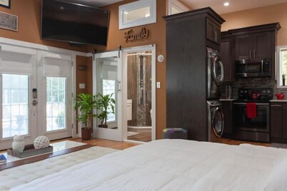 SECRET HIDEAWAY: LUXURY L.I. STUDIO W/PRIV. ENTRN
