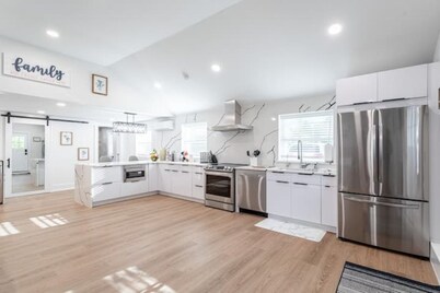 Ultra-Modern Studio | Near Hospital & NYCIM | WiFi