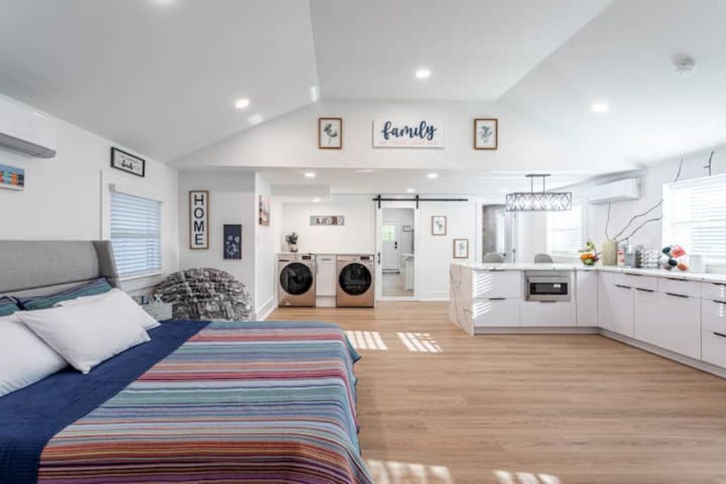 1 bedroom, desk, WiFi