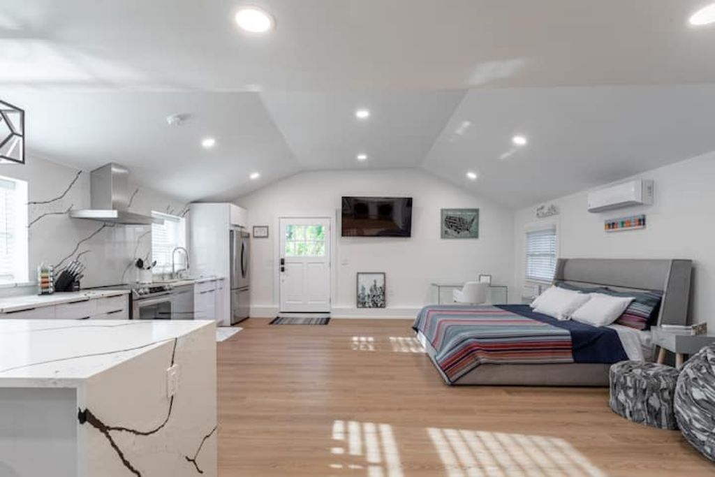 1 bedroom, desk, WiFi