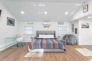 1 bedroom, desk, WiFi - Ultra-Modern Studio | Near Hospital & NYCIM | WiFi (Huntington)