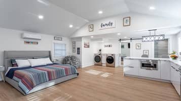 1 bedroom, desk, WiFi