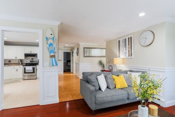 Smart TV - THE OASIS @ LONG ISLAND (Huntington Station)