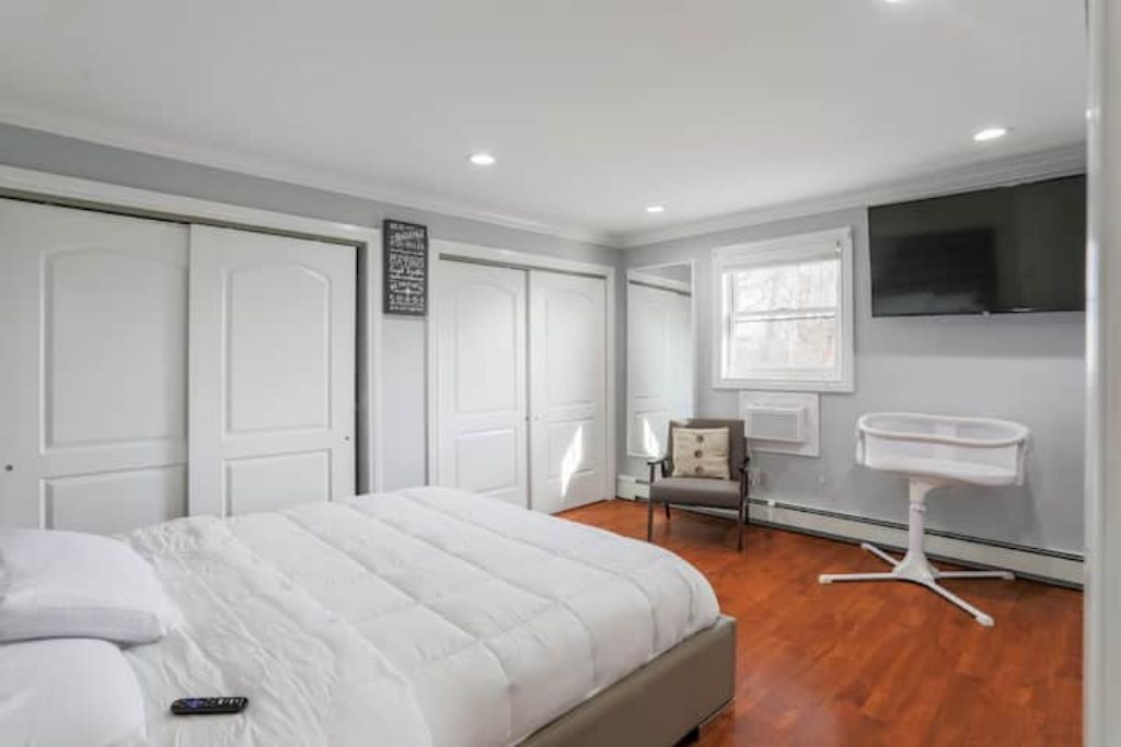 2 bedrooms, iron/ironing board, travel crib, free WiFi