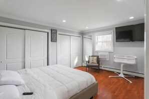 2 bedrooms, iron/ironing board, travel cot, free WiFi - THE OASIS @ LONG ISLAND (Huntington Station)