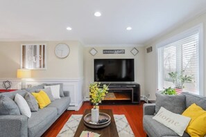 Smart TV - THE OASIS @ LONG ISLAND (Huntington Station)