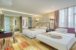A hotel room with two beds, a desk, and a chair. - Xinyi Hotel (Dongguan)