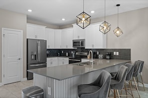 Coffee/tea maker, fridge, microwave, oven - 9 Bedroom/ 5 Bathroom Storey Lake (4540 TB) (Kissimmee)