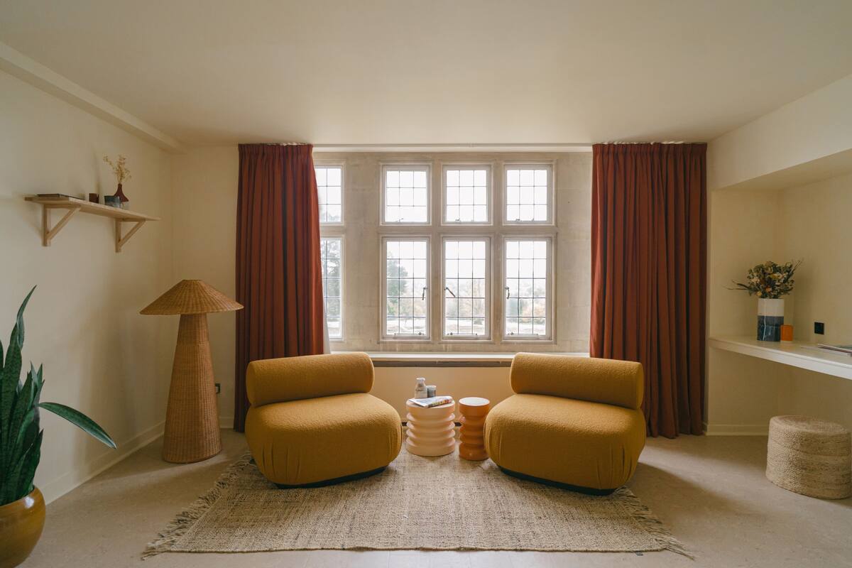 Room (Large) | Iron/ironing board (on request), WiFi (free), bed sheets