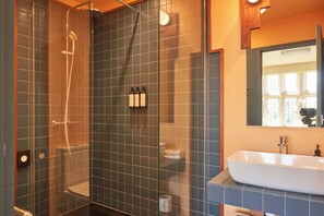 Room (Large) | Bathroom | Free toiletries, hair dryer, towels, soap - Birch Selsdon (South Croydon)