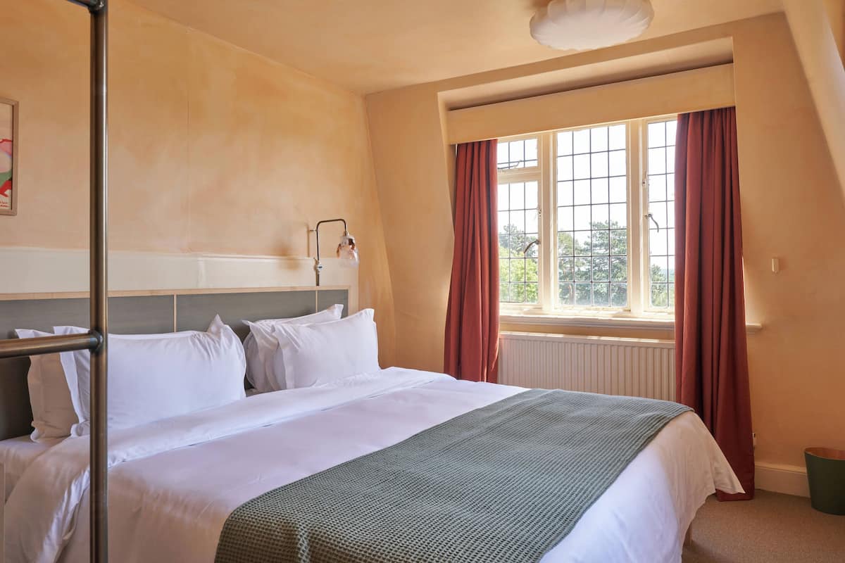 Iron/ironing board (on request), WiFi (free), bed sheets