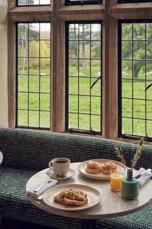 Se ofrece un desayuno bufé (20 GBP por persona)