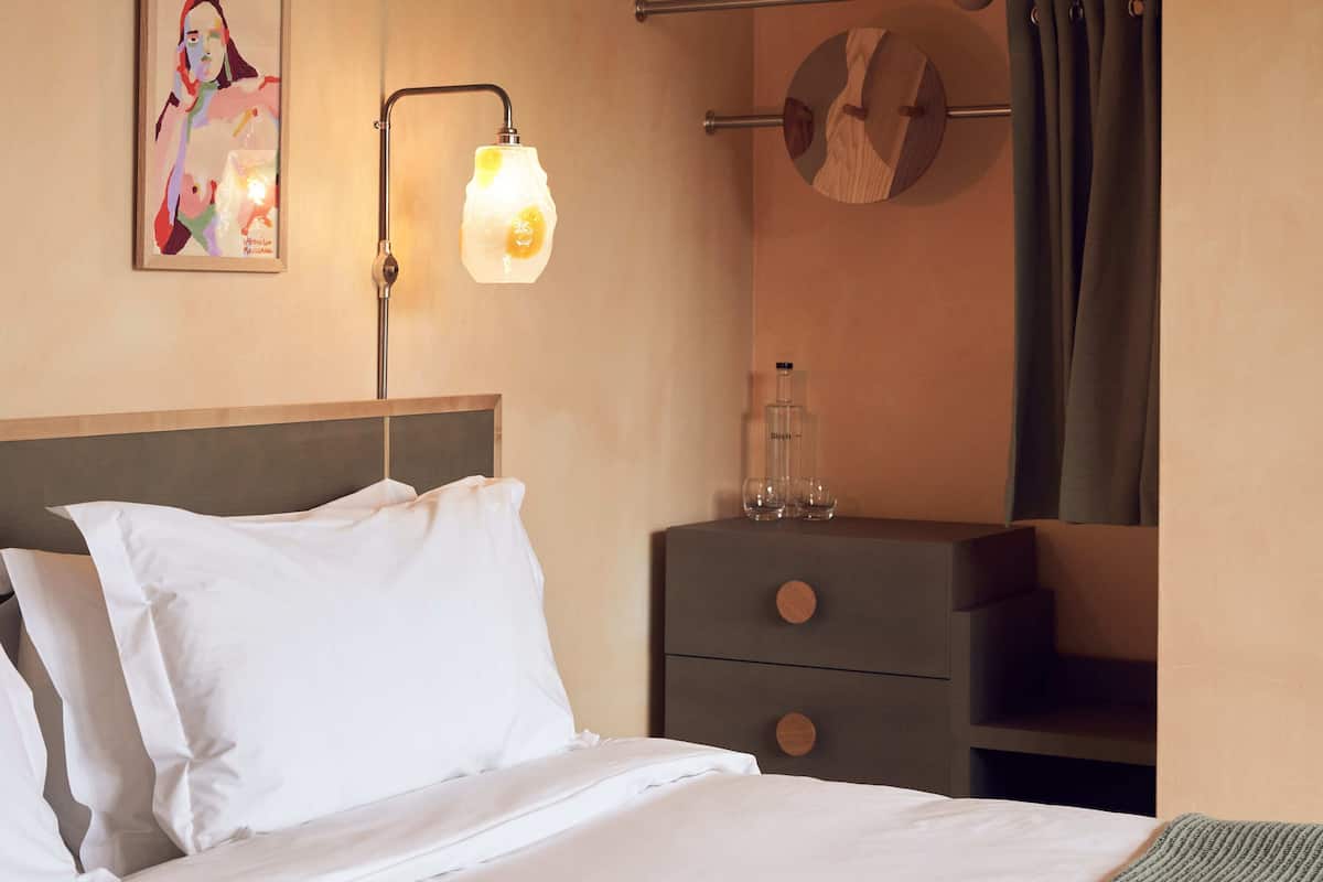 Room (Medium Meadow) | Iron/ironing board (on request), WiFi (free), bed sheets