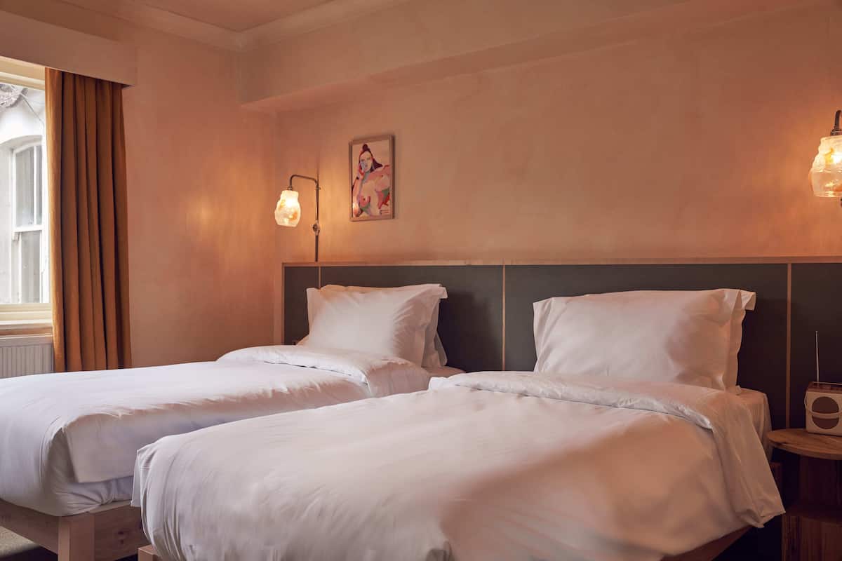 Twin Room | Iron/ironing board (on request), WiFi (free), bed sheets