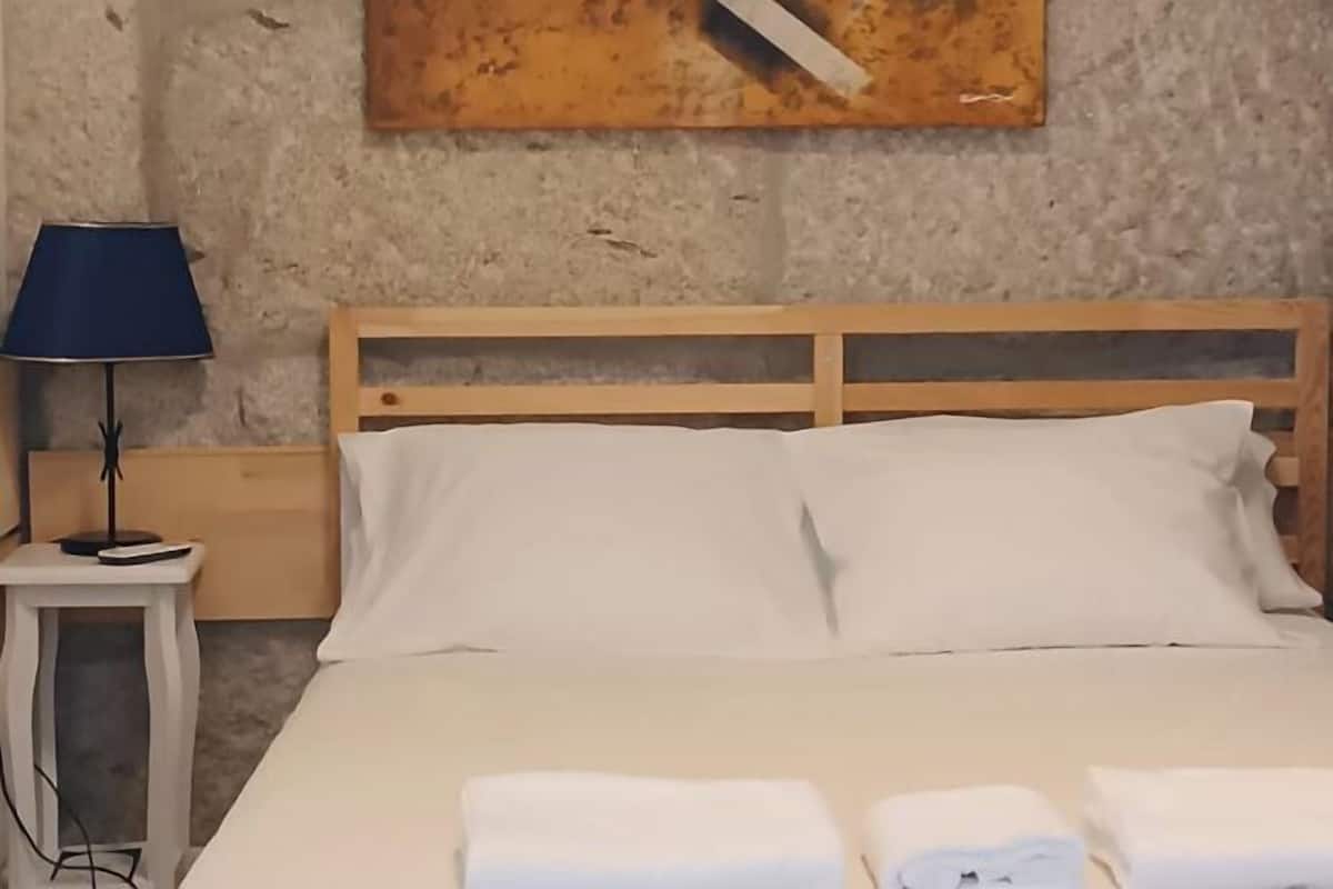 Soundproofing, free WiFi, bed sheets