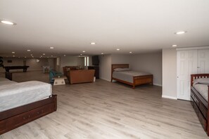 5 Schlafzimmer, Schreibtisch, Bügeleisen/Bügelbrett, Reisekinderbett