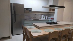 Geladeira, micro-ondas, fogão, cooktop