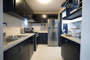 Kühlschrank, Mikrowelle, Ofen, Wasserkocher mit Kaffee-/Teezubehör