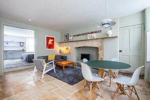 Una televisión, libros