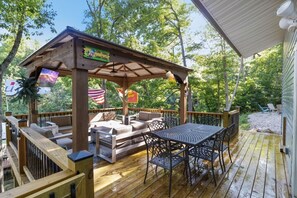 Outdoor dining - The Lake Front Oasis in Eldon•Near Bagnell Dam (Eldon)