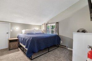 3 bedrooms, desk, WiFi (free), bed sheets - The Lake Front Oasis in Eldon•Near Bagnell Dam (Eldon)