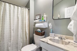 Shower, hair dryer, towels, soap - The Lake Front Oasis in Eldon•Near Bagnell Dam (Eldon)