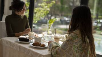 Petit déjeuner buffet (20 EUR par personne)