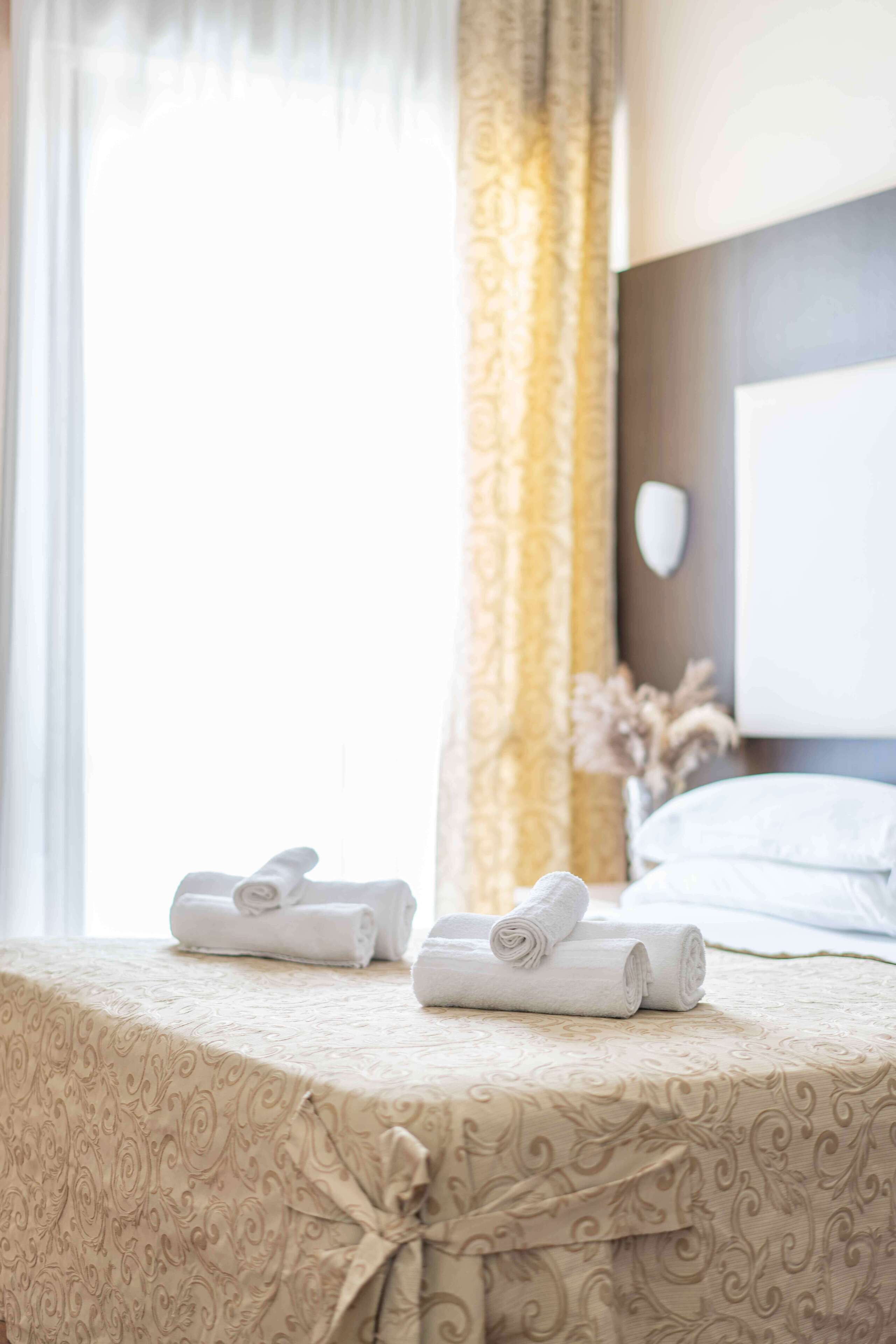 Minibar, caja de seguridad en la habitación y muebles diferentes 