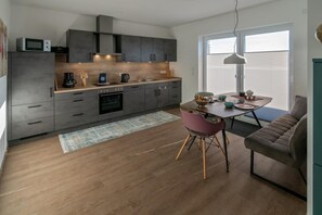 Fridge, microwave, oven, dishwasher - Apartment Penthouse Deck 8 - Zum Bahnkolk 5 impresses with exclusive living comfort and an attractive location for a relaxing North Sea vacation. Enjoy a modern ambience, plenty of space and proximity to the beach, harbor and leisure facilities. (Norddeich)