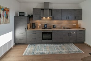 Kühlschrank, Mikrowelle, Ofen, Geschirrspüler