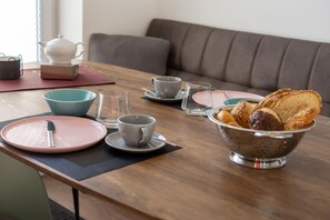 Dining - Apartment Penthouse Deck 8 - Zum Bahnkolk 5 impresses with exclusive living comfort and an attractive location for a relaxing North Sea vacation. Enjoy a modern ambience, plenty of space and proximity to the beach, harbor and leisure facilities. (Norddeich)