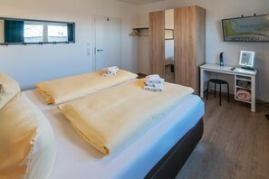 1 bedroom, free WiFi - Apartment Penthouse Deck 8 - Zum Bahnkolk 5 impresses with exclusive living comfort and an attractive location for a relaxing North Sea vacation. Enjoy a modern ambience, plenty of space and proximity to the beach, harbor and leisure facilities. (Norddeich)