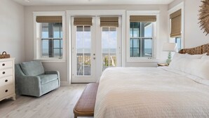 Quarto com cama, cadeira, cômoda e ventilador de teto.