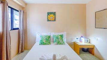 Fan Room with shared bathroom | In-room safe, free WiFi, bed sheets